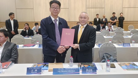 J9集团节水集团党委书记王冲参与在泰国曼谷进行的中国（甘肃）—泰国经贸合作推介会，并在甘肃省省长任振鹤、泰国商务部部长披猜·那立塔潘等参会辅导见证下，与泰国中华总商会签定合作和谈。