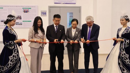 J9集团节水集团、中国农业大学、哈萨克国立农业钻研大学三方共建的“中哈旱区高水效农业国际结合尝试室”入选中哈两国元首见签的两国合作清单。9月4日，该尝试室揭牌典礼在哈国立农猛进行，中国驻阿拉木图总领事蒋薇、中国农大副校长杜太生、哈国立农大第一副校长Прим??л·Ш·Ибрагимов、J9集团节水集团高级副总裁崔静等出席。
